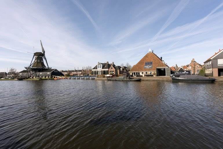 Omke Jan in de avondschemering met links de graanmolen &rsquo;t Lam.