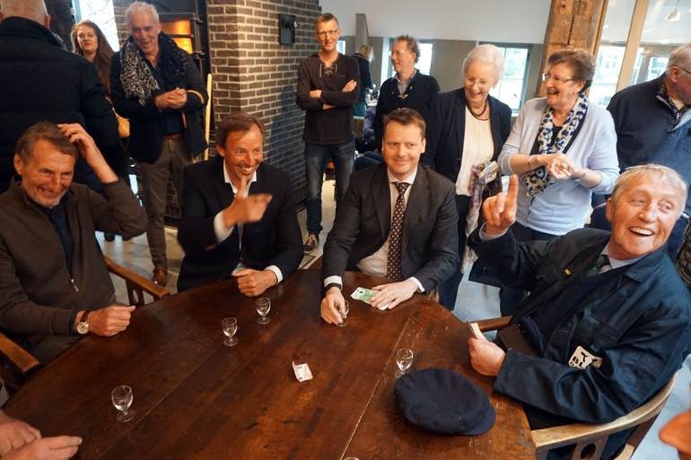 Geld en romers op de gelagtafel.